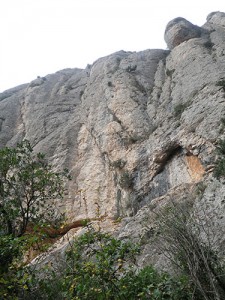 Vista cerca de pie de vía con la roca que sobresale como referencia