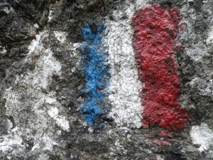 Bandera francesa pintada a pie de vía