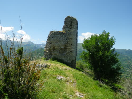 La torre coronando Calamés