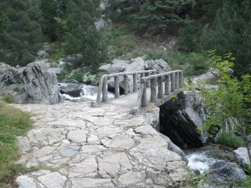 Puente que se cruza en la aproximación