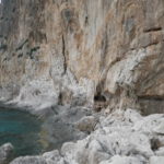 Neus buscando el pie de vía