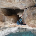 Emy saliendo del agujero