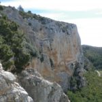 Vistas a la pared donde se encuentra la ermita