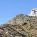 Colina a la base de la cual hay que abandonar el camino